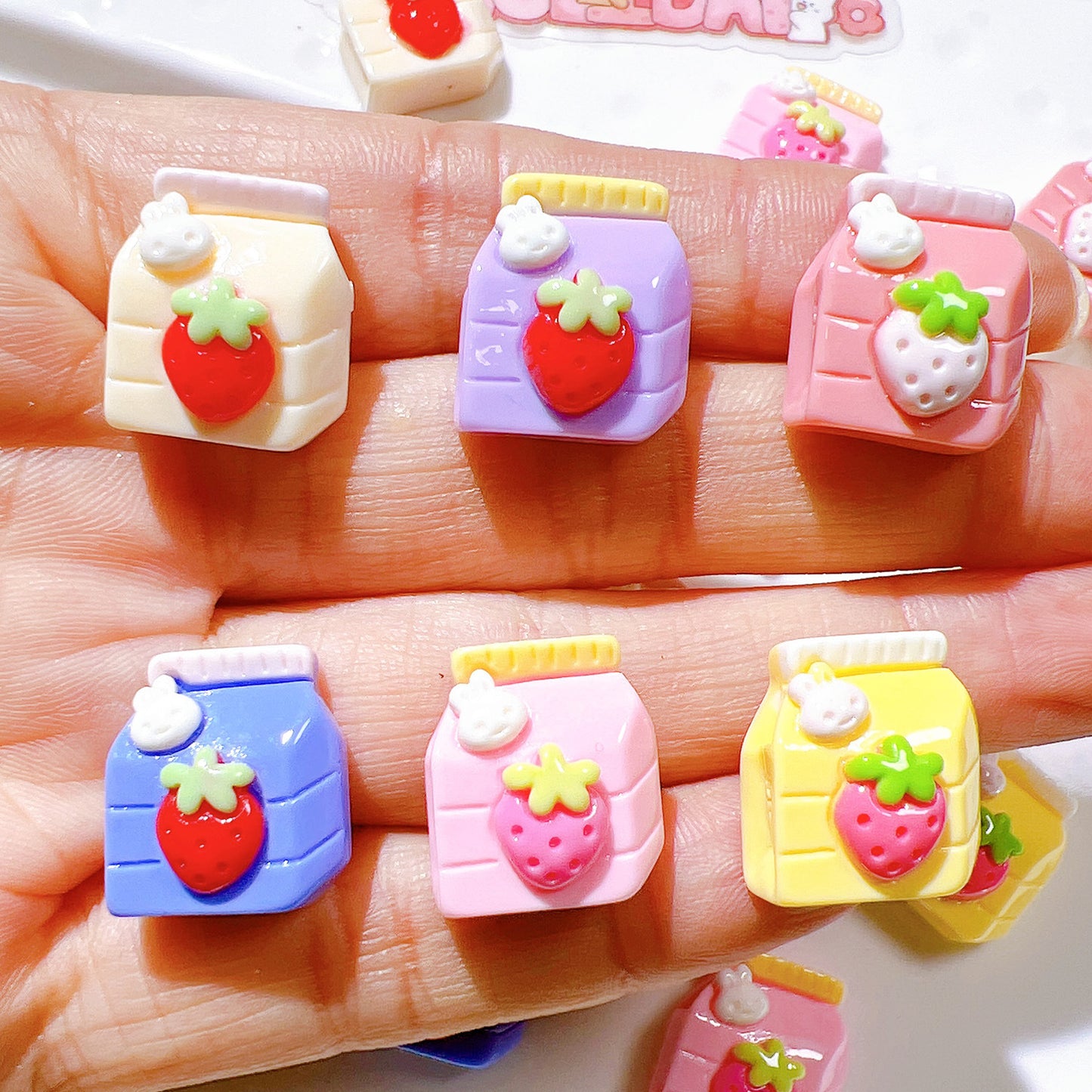 （5pic for1bag）Cutie small strawberry beverage bottle resin charms （pack offline）